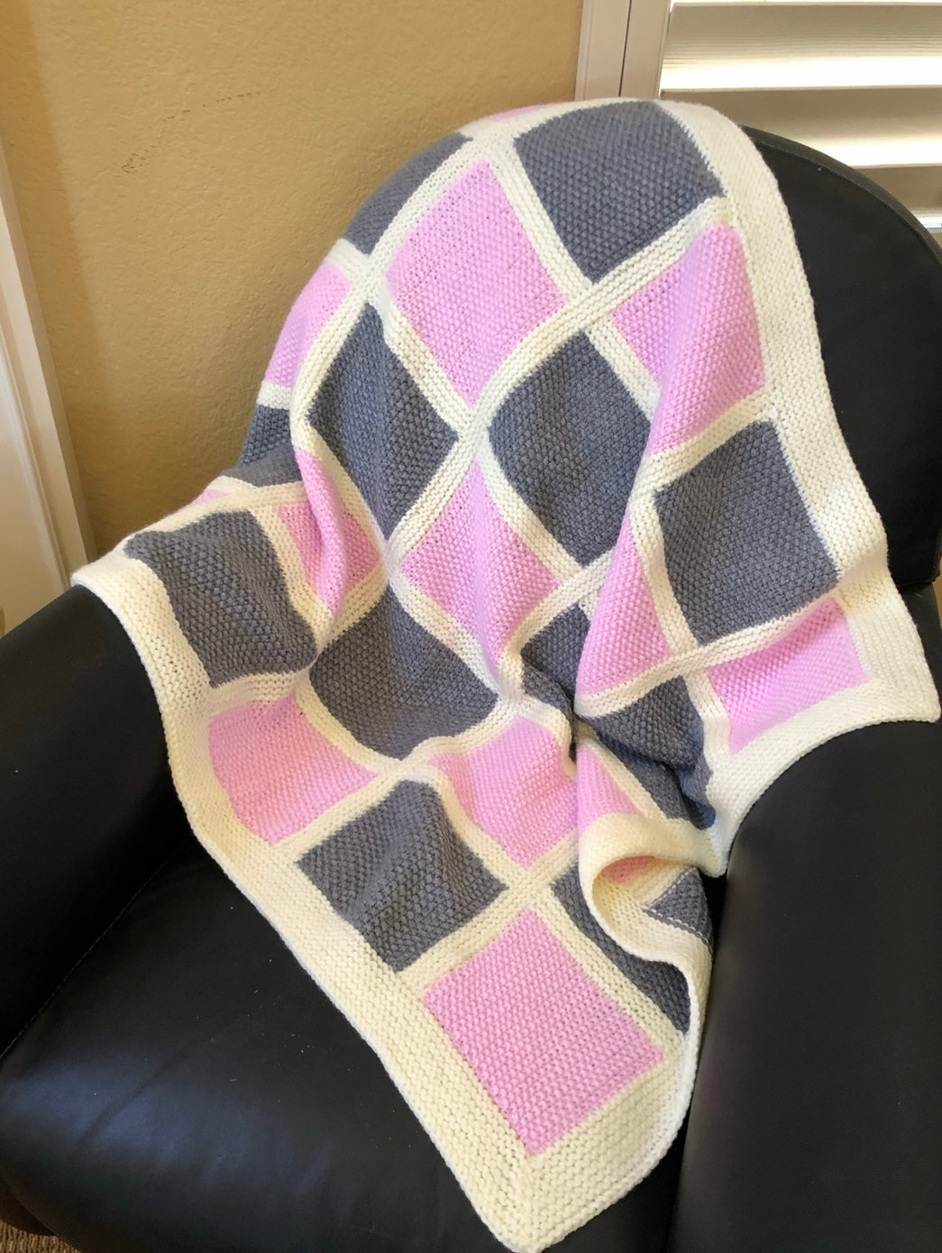 Hand knit, quilt style baby blanket for your little princess.  Custom made with your choice of size (see 'dimensions' below), choice of 2 to 5 colors, then allow 3 to 5 weeks for your beautiful heirloom blanket to be completed.